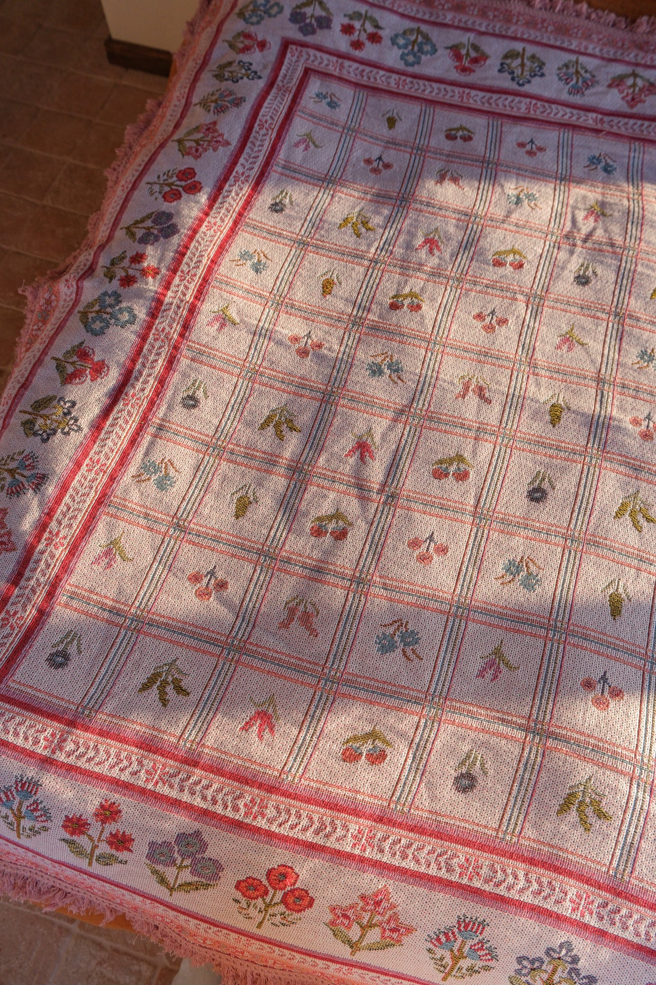 The Petal Rug – Salty Aura